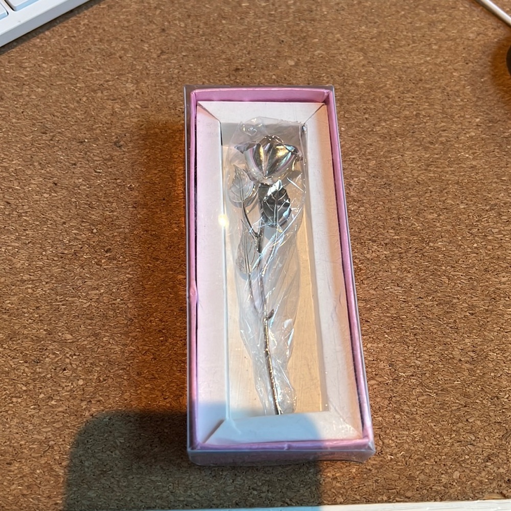 Silver plated rose, still in box, un wrapped.